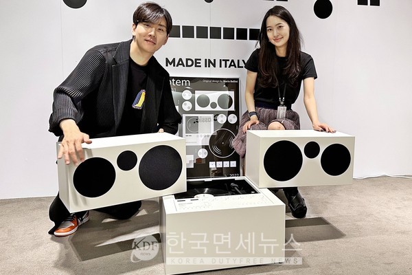 서울 명품관에서 6월 4일까지 팝업으로 운영중인 이탈리아 명품 오디오 ‘브리온메가’의 제품 ‘토템 RR231’을 모델들이 소개하는 모습.
