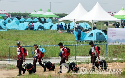 2023 새만금 세계스카우트 잼버리 개막일인 1일 전북 부안군 야영장으로 스카우트 대원들이 입영하고 있다.