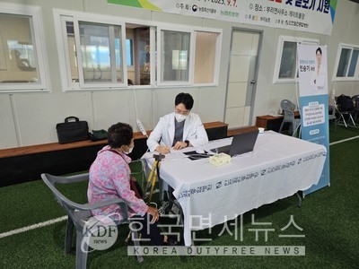 인천힘찬종합병원 민승기 과장이 금산군 지역 주민들에게 의료봉사활동을 펼치고 있다.