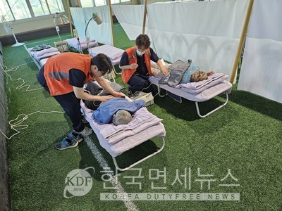 인천힘찬종합병원 물리치료사들이 금산군 지역 주민들에게 의료봉사활동을 펼치고 있다.