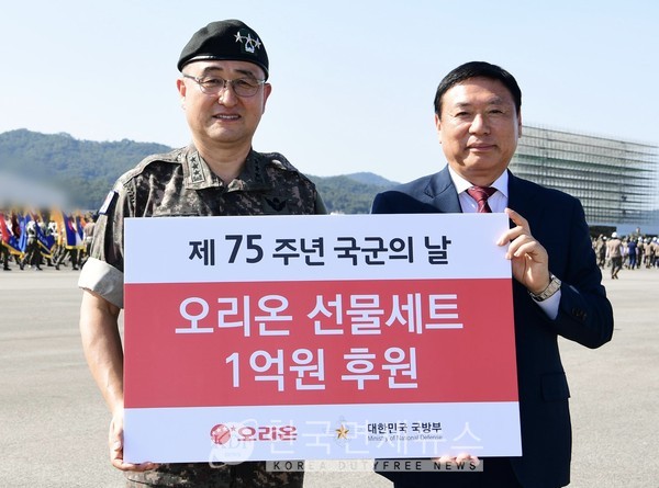 오리온 제75주년 국군의 날 후원 물품 전달식. 왼쪽부터 박안수 국군의 날 행사 기획단장, 이승준 오리온 대표이사.