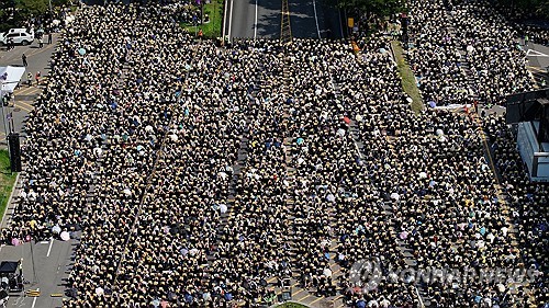 지난 2일 오후 서울 영등포구 국회대로에서 열린 '0902 50만 교원 총궐기 추모 집회'에 공교육 정상화를 요구하는 많은 교사들이 참가하고 있다. 연합뉴스