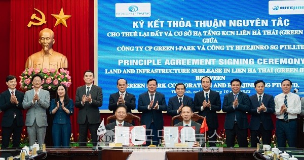 지난 13일 김인규 하이트진로 대표이사, 황정호 하이트진로싱가포르 법인장과 베트남 주요 인사들이 참석한 가운데 계약을 체결했다.