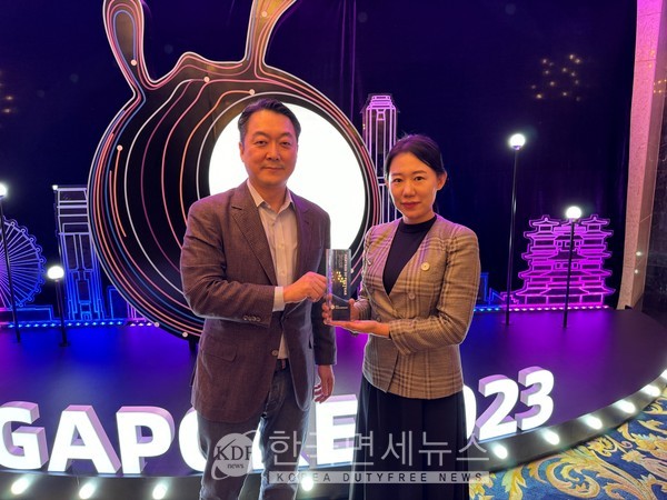 지난 14일(현지시간) 싱가포르에서 열린 중국 앤트그룹의 ‘알리페이 플러스 프리미엄 파트너’ 시상식에서 ‘베스트 비즈니스 혁신상’을 수상했다.