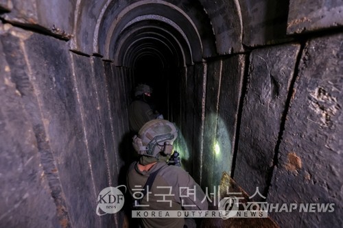 가자 알시파 병원 지하 땅굴 공개한 이스라엘군. 이스라엘 군인들이 11월 22일(현지시간) 가자지구 알시파 병원 지하에 있는 터널을 확보하고 있다. 이스라엘군은 이날 알시파 병원에서 발견한 하마스의 지하 터널을 추가 공개했다. 