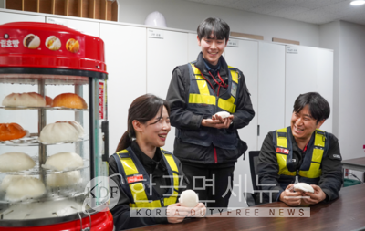 14일 티웨이항공 김포공항 정비 사무실에서 정비사들이 겨울 간식을 먹으며 대화를 나누고 있다.
