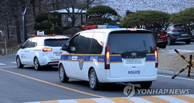 폭발 사고 난 국방과학연구소 빠져나오는 경찰 차량. 사진=연합뉴스
