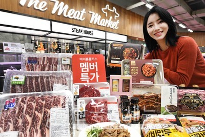 모델이 18일 서울 등촌동 홈플러스 메가푸드마켓 강서점에서 ‘갈비 유니버스’ 행사를 소개하고 있다.