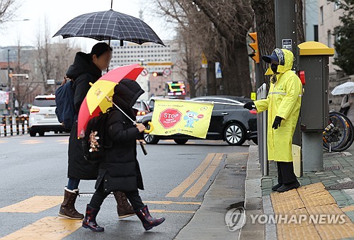지난 5일 오전 서울 한 초등학교에서 한 학생이 돌봄교실에 참여하기 위해 들어서고 있다.