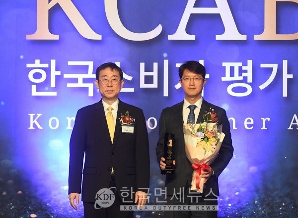 [교원_사진자료] ‘2024 한국소비자 평가 최고의 브랜드’를 수상. 서동혁 교원라이프 사업기획부문장(오른쪽) 사진1