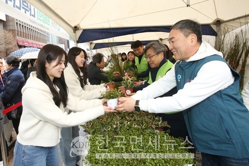26일 서울 청계광장에서 임정배 대상 대표이사(오른쪽)와 청정원봉사단이 시민들에게 묘목을 무료로 배포하고 있다.