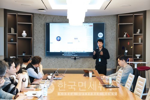 롯데건설 임직원들이 한국마이크로소프트에서 '코파일럿 워크샵'에 참여하고 있다.